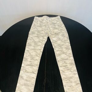 Bevy Flog Shelly Camo Pants Size 24